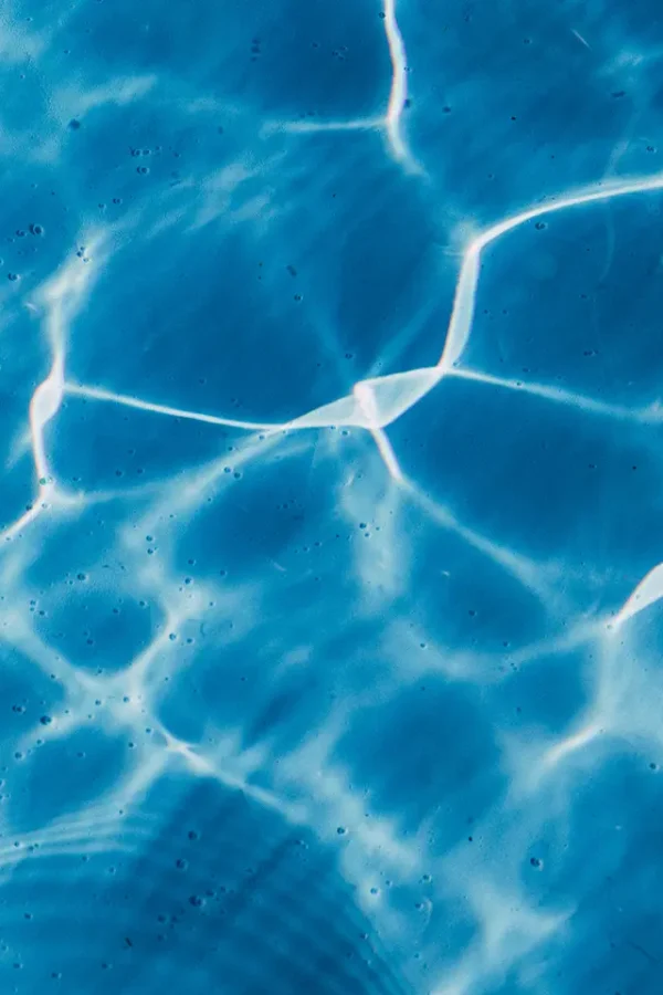 high-angle-closeup-shot-crystal-clear-swimming-pool-water-copiar.webp